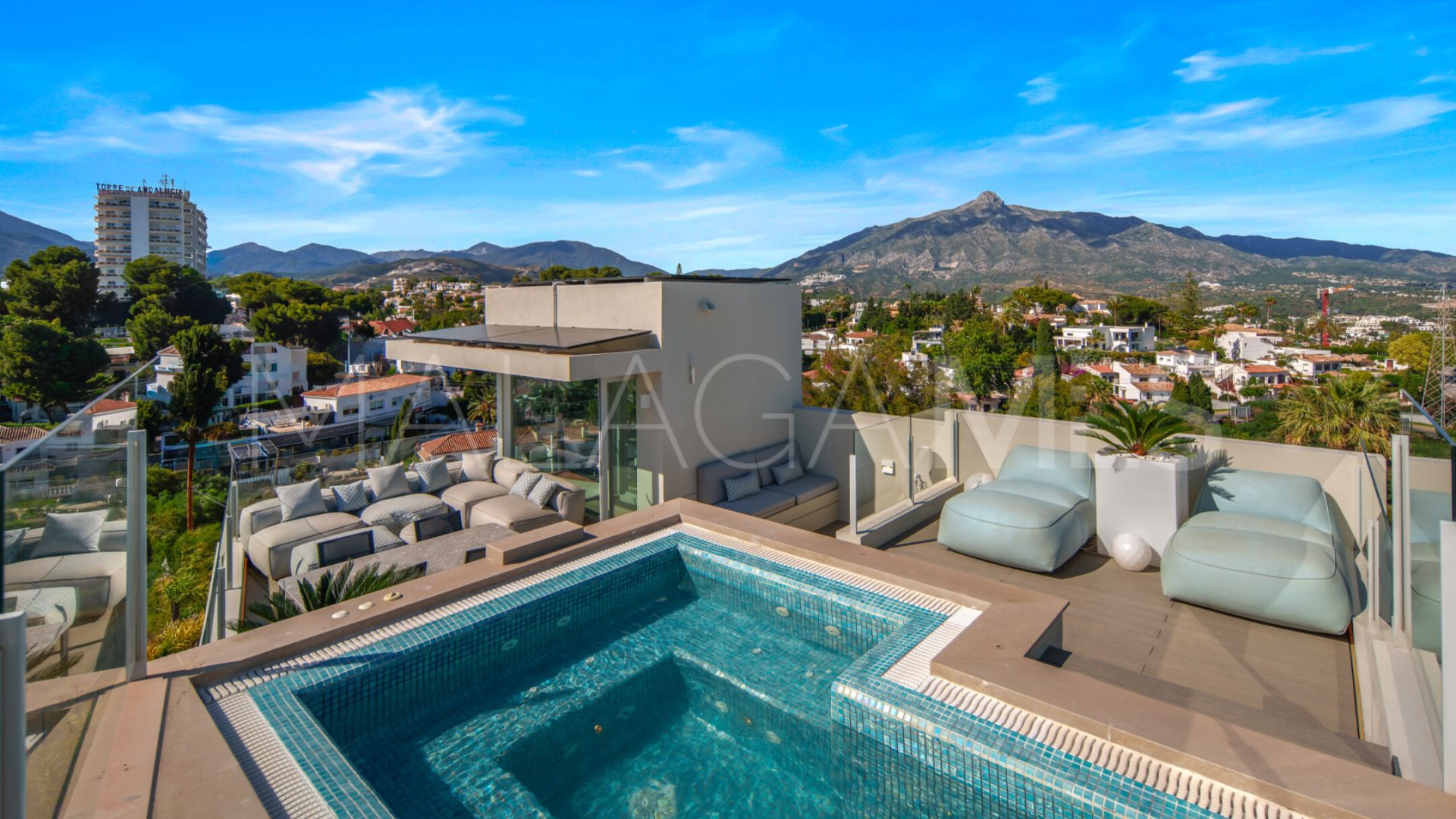 Villa for sale in Nueva Andalucia