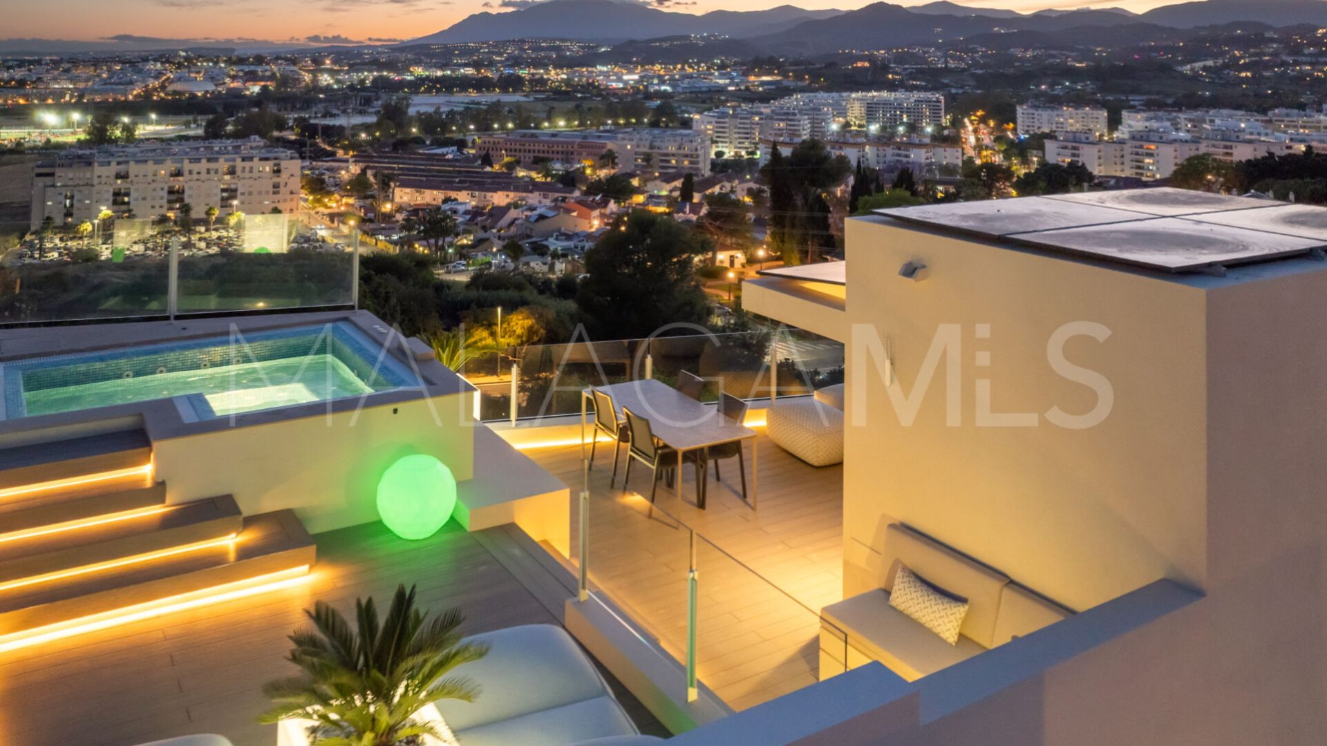 Villa for sale in Nueva Andalucia