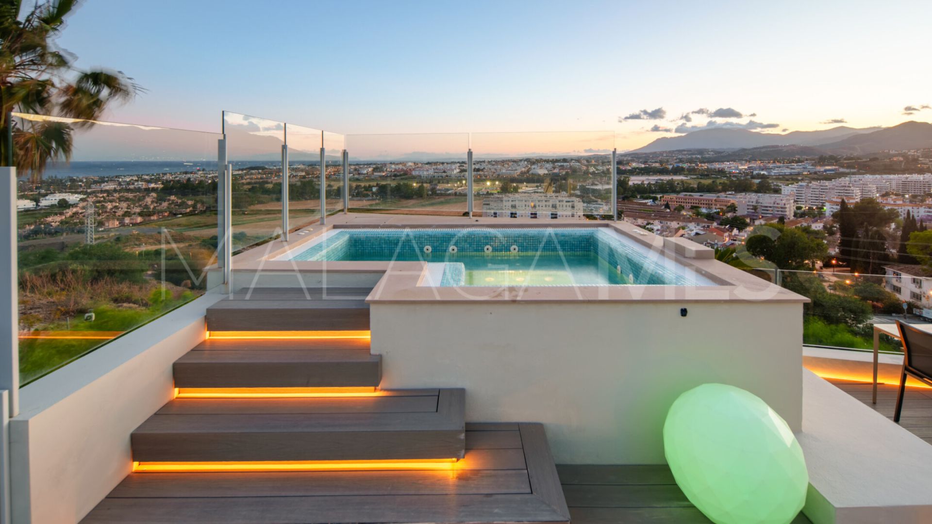 Villa for sale in Nueva Andalucia