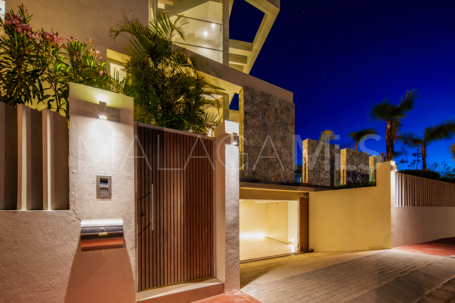 Villa for sale in Nueva Andalucia
