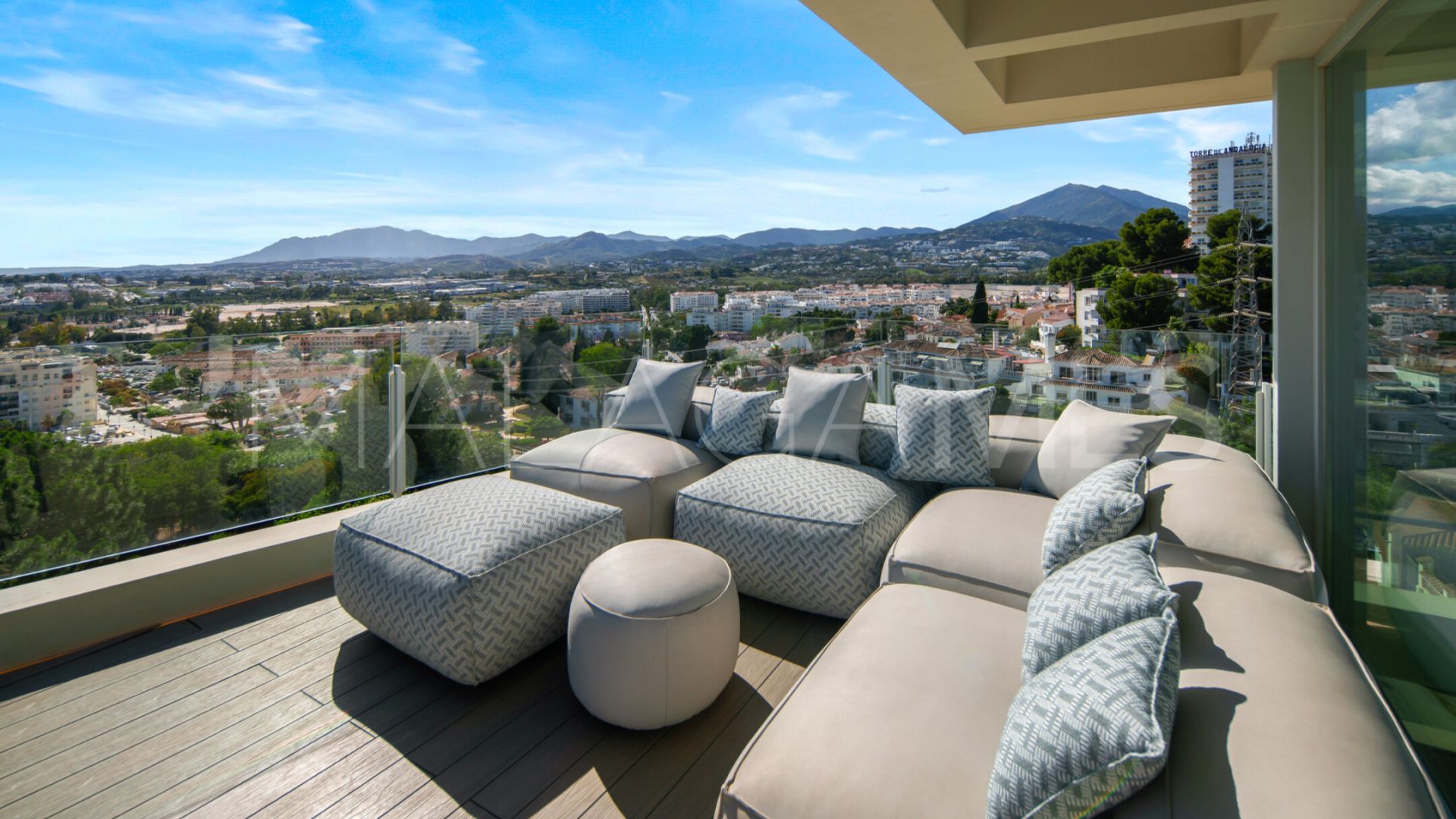 Villa for sale in Nueva Andalucia