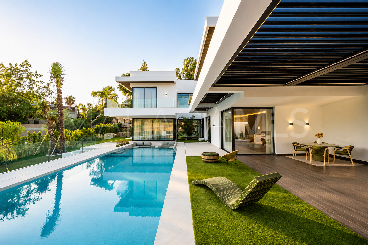 Villa for sale in Altos del Paraiso