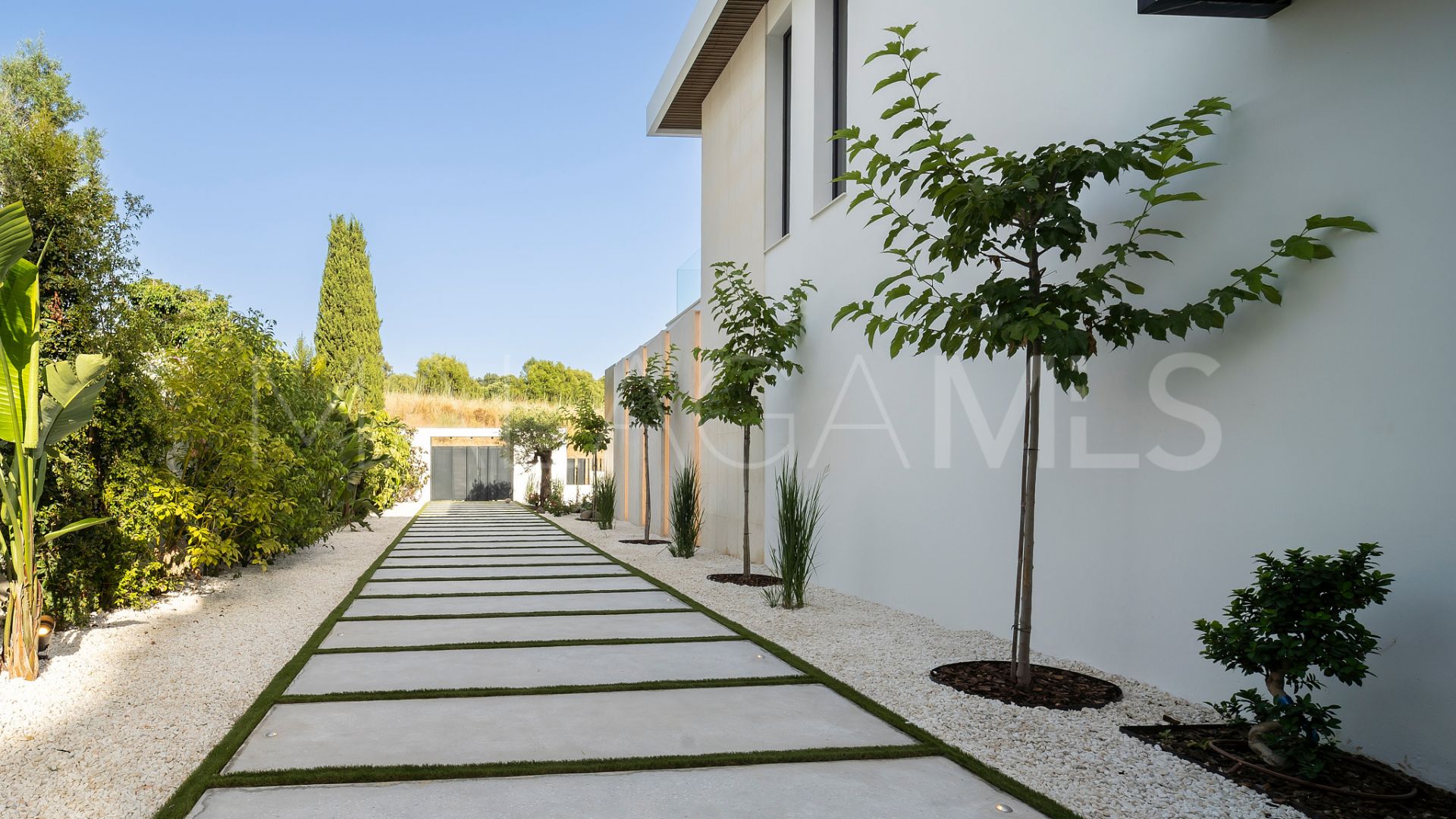 Villa for sale in Altos del Paraiso