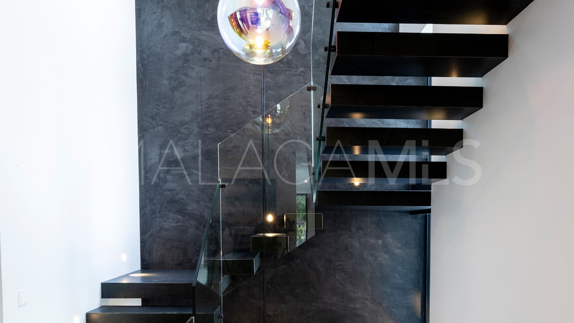 Villa for sale in Altos del Paraiso