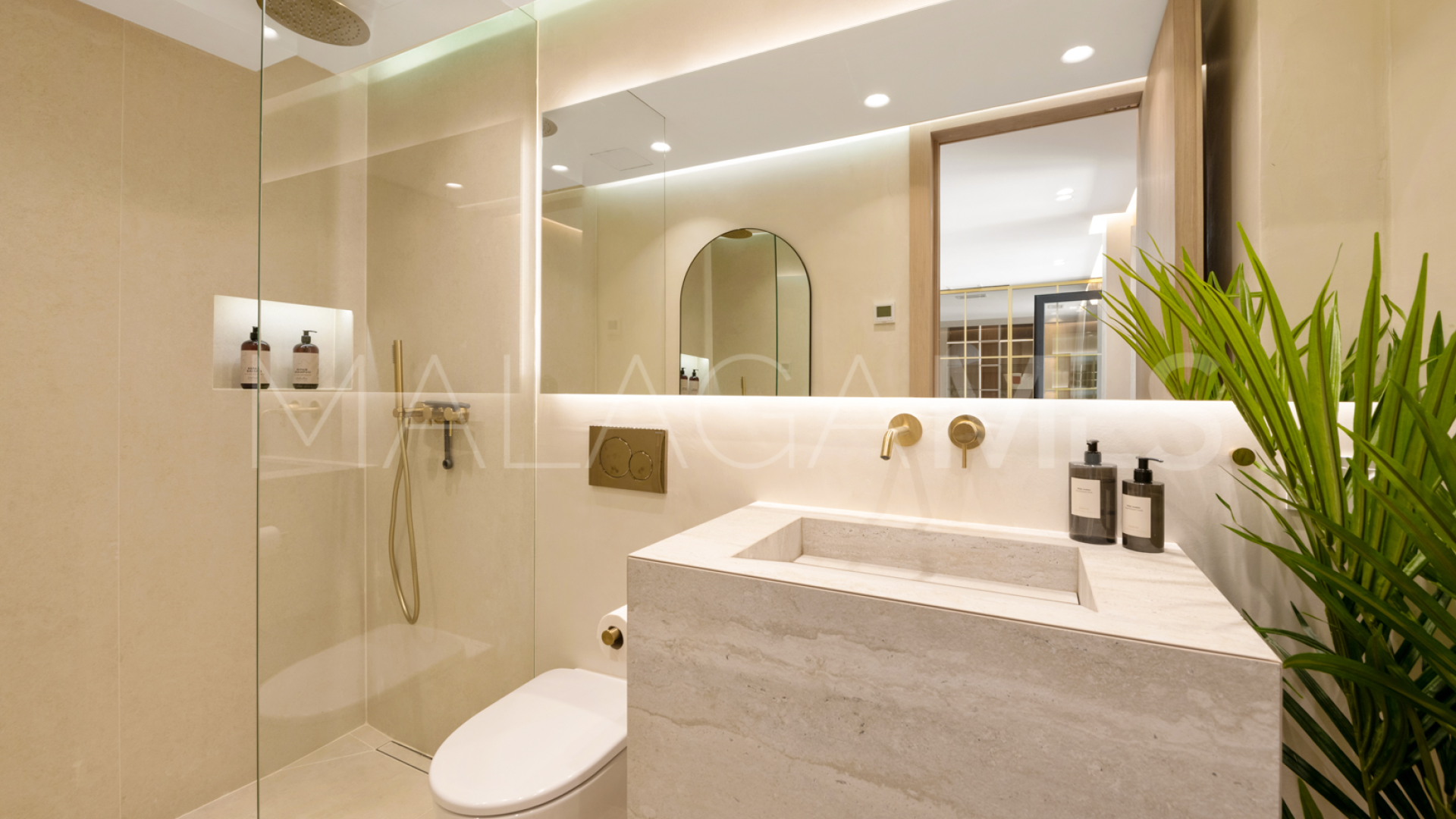 For sale villa with 5 bedrooms in Nueva Andalucia