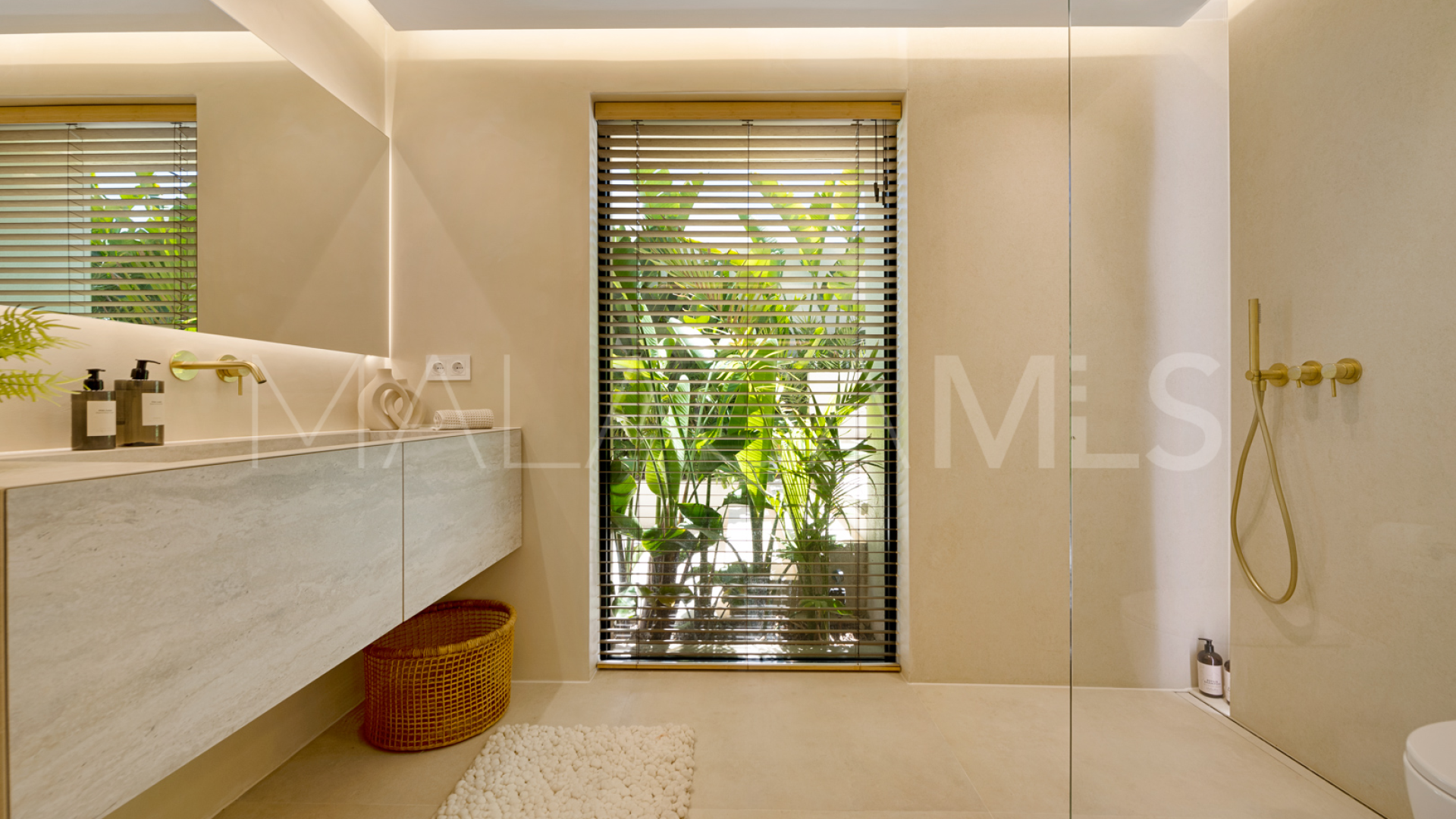 For sale villa with 5 bedrooms in Nueva Andalucia