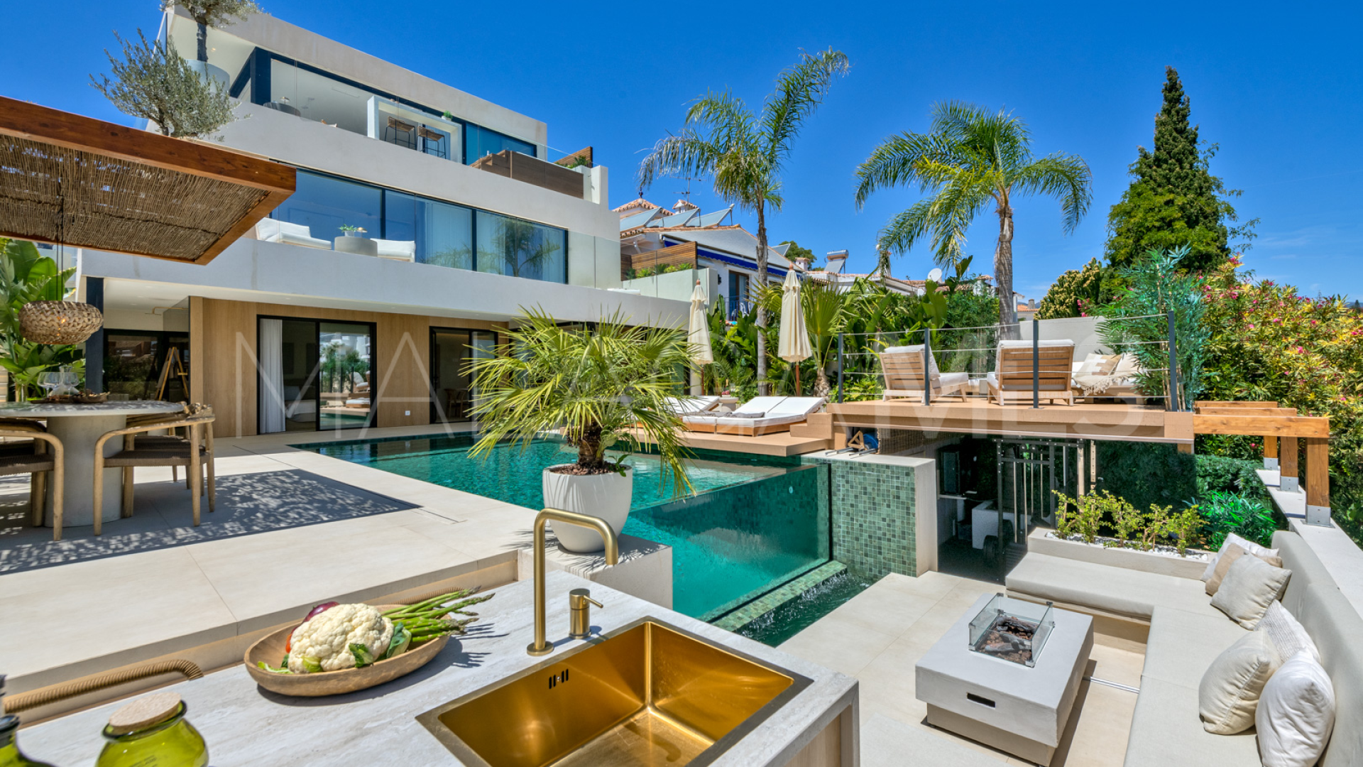 For sale villa with 5 bedrooms in Nueva Andalucia