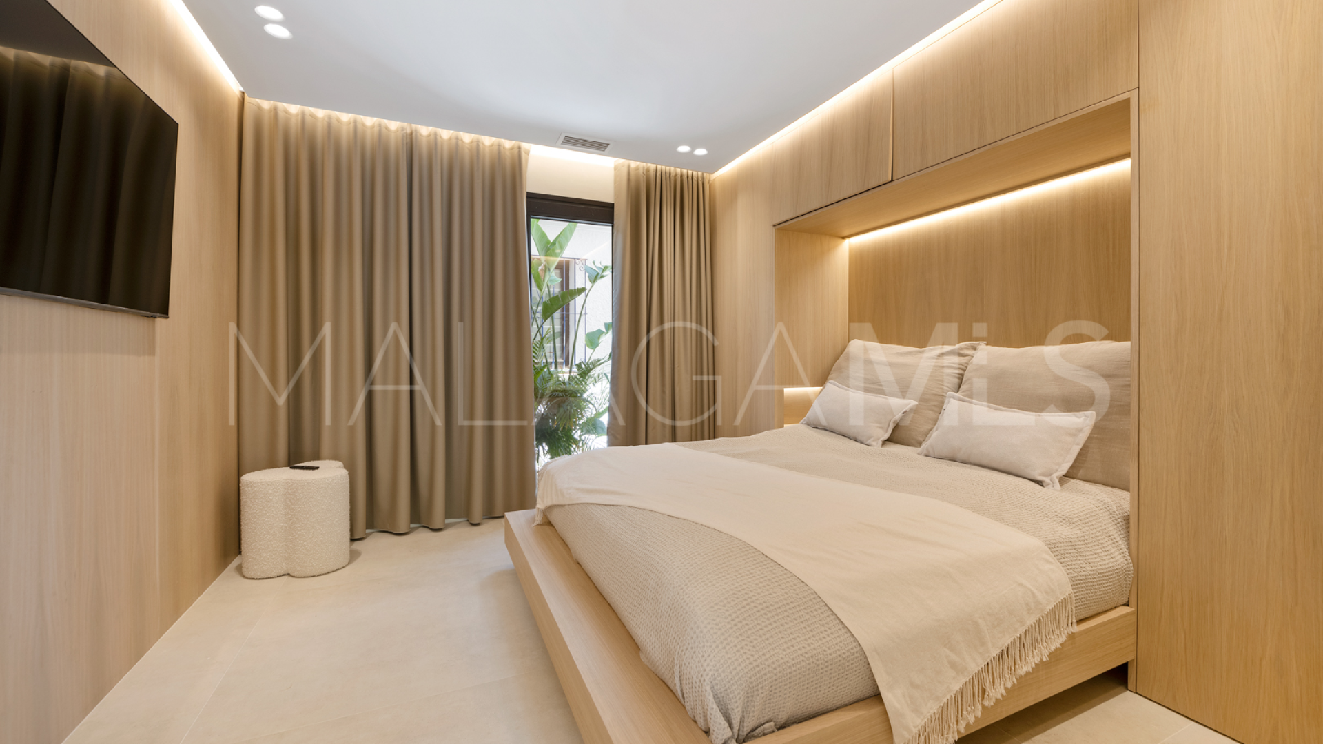 For sale villa with 5 bedrooms in Nueva Andalucia