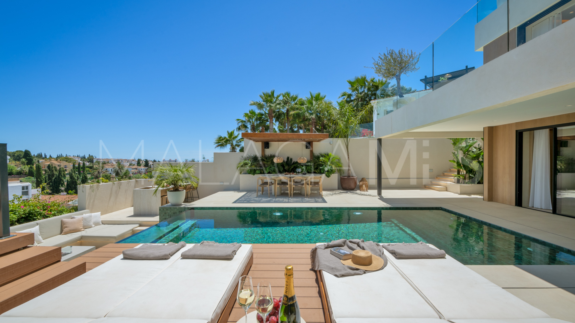 For sale villa with 5 bedrooms in Nueva Andalucia