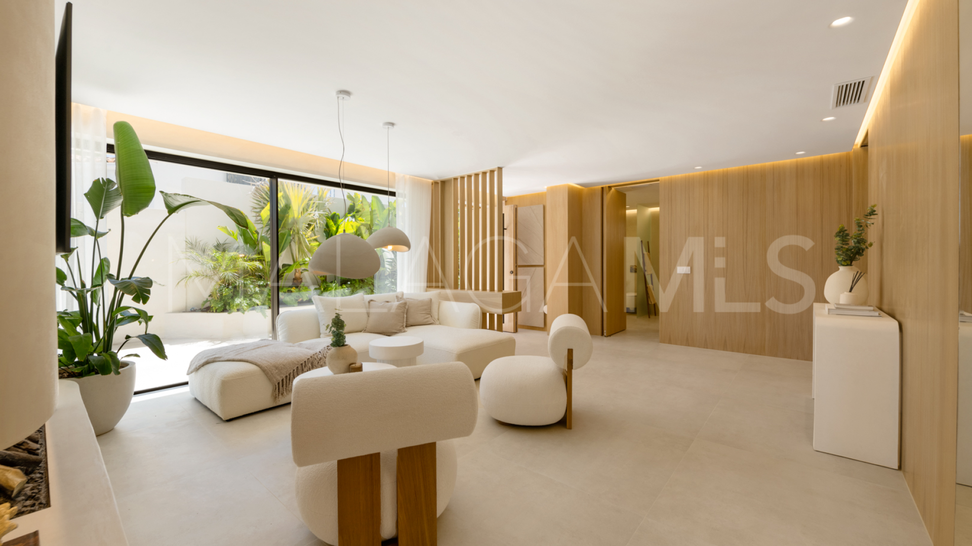 For sale villa with 5 bedrooms in Nueva Andalucia