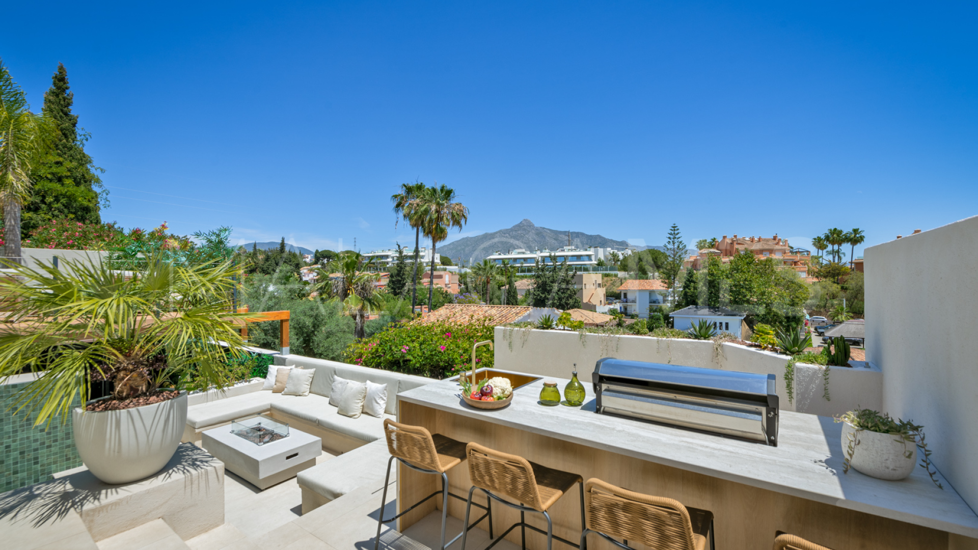 For sale villa with 5 bedrooms in Nueva Andalucia