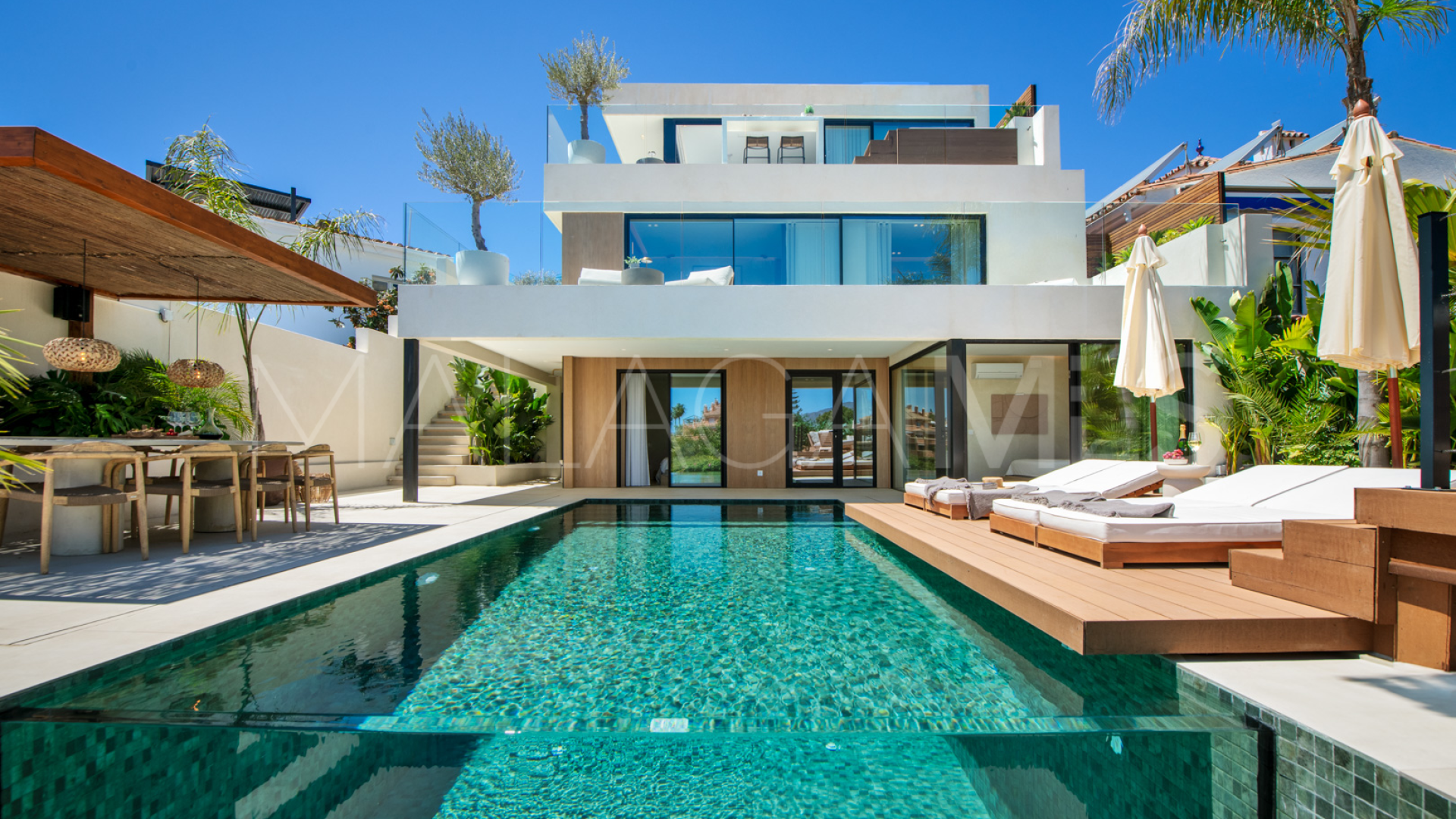For sale villa with 5 bedrooms in Nueva Andalucia