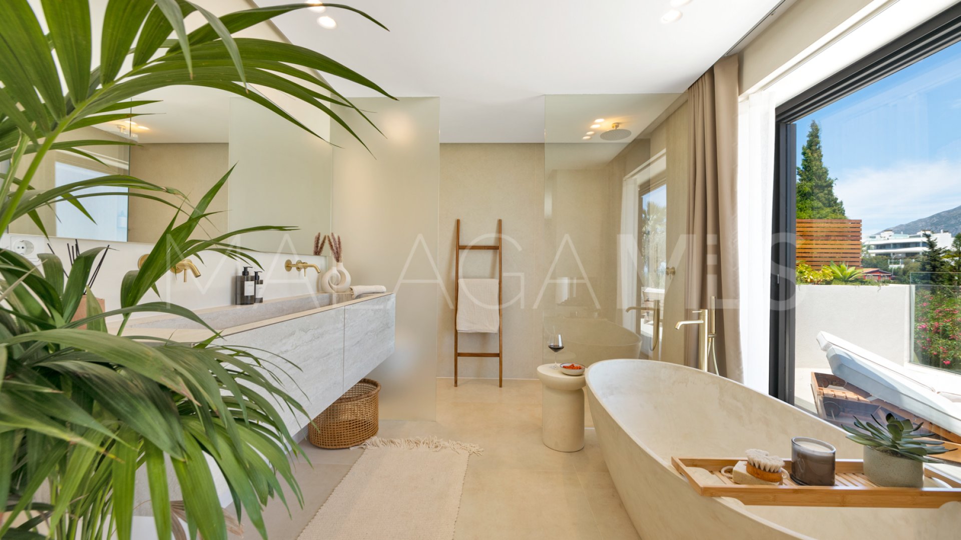 For sale villa with 5 bedrooms in Nueva Andalucia