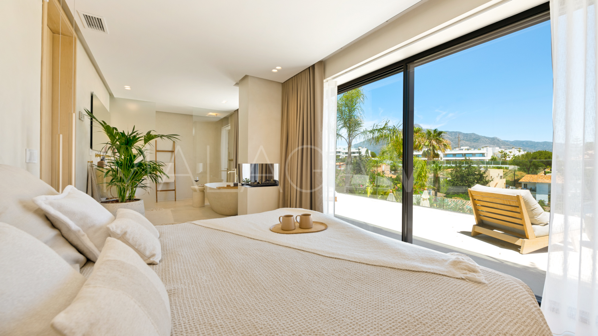 For sale villa with 5 bedrooms in Nueva Andalucia