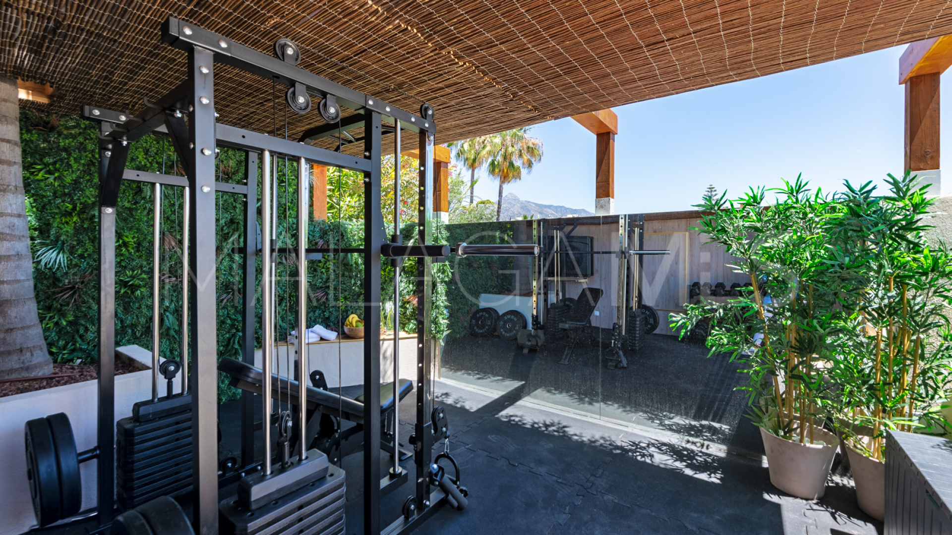 For sale villa with 5 bedrooms in Nueva Andalucia