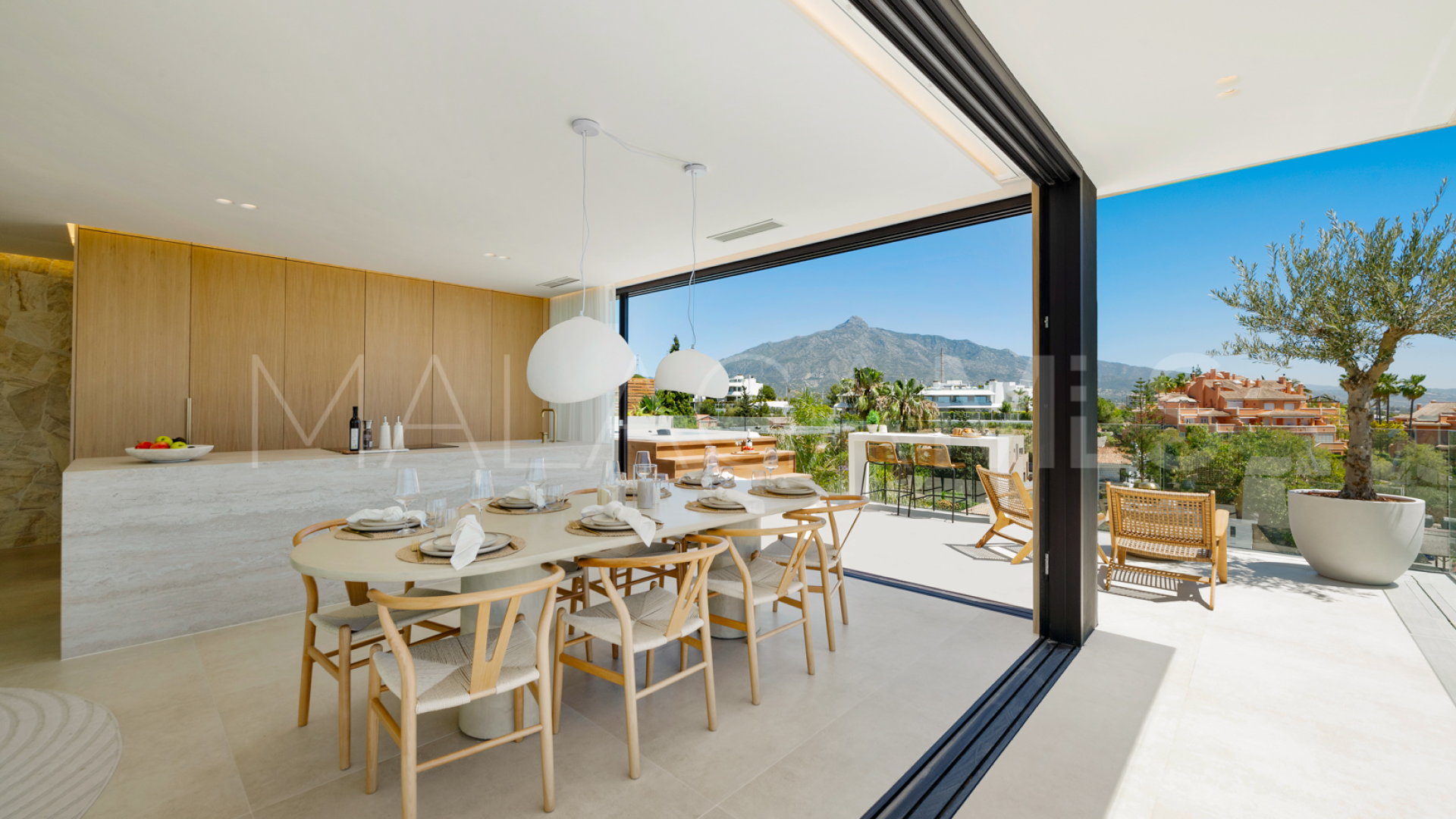 For sale villa with 5 bedrooms in Nueva Andalucia