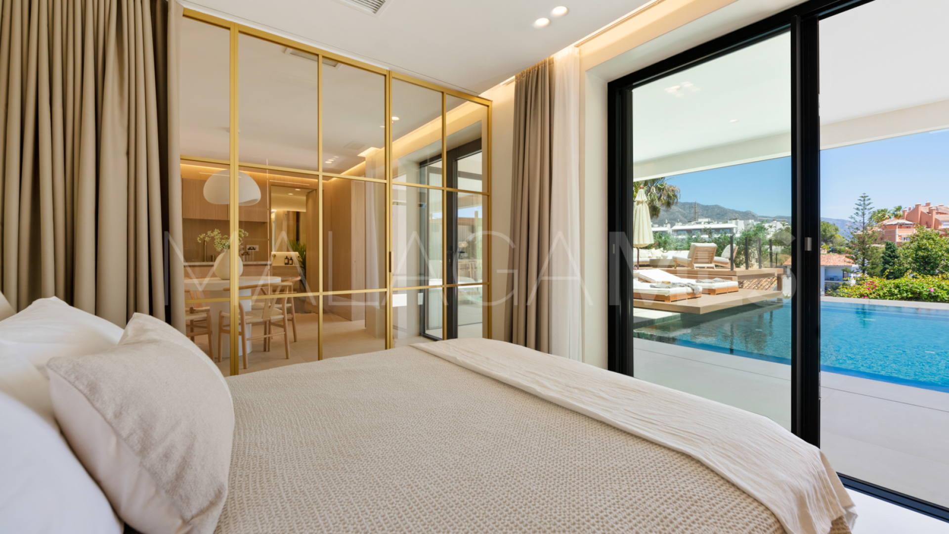 For sale villa with 5 bedrooms in Nueva Andalucia
