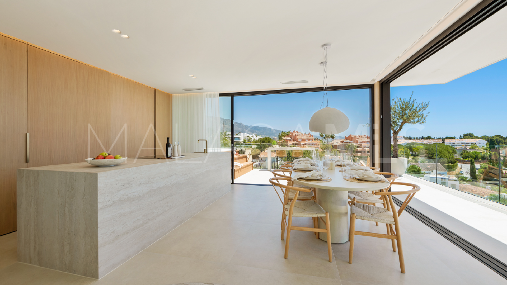 For sale villa with 5 bedrooms in Nueva Andalucia