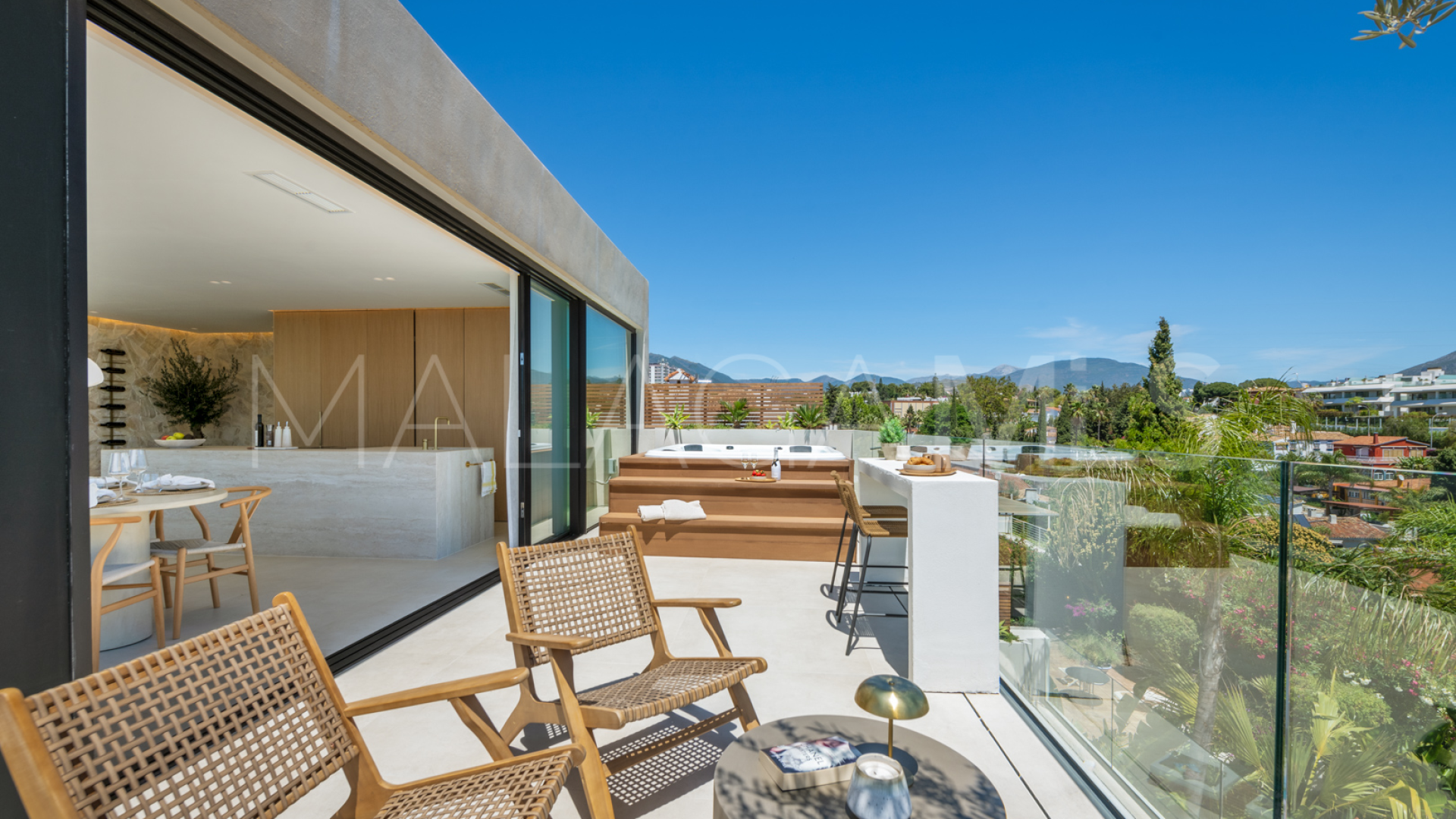 For sale villa with 5 bedrooms in Nueva Andalucia