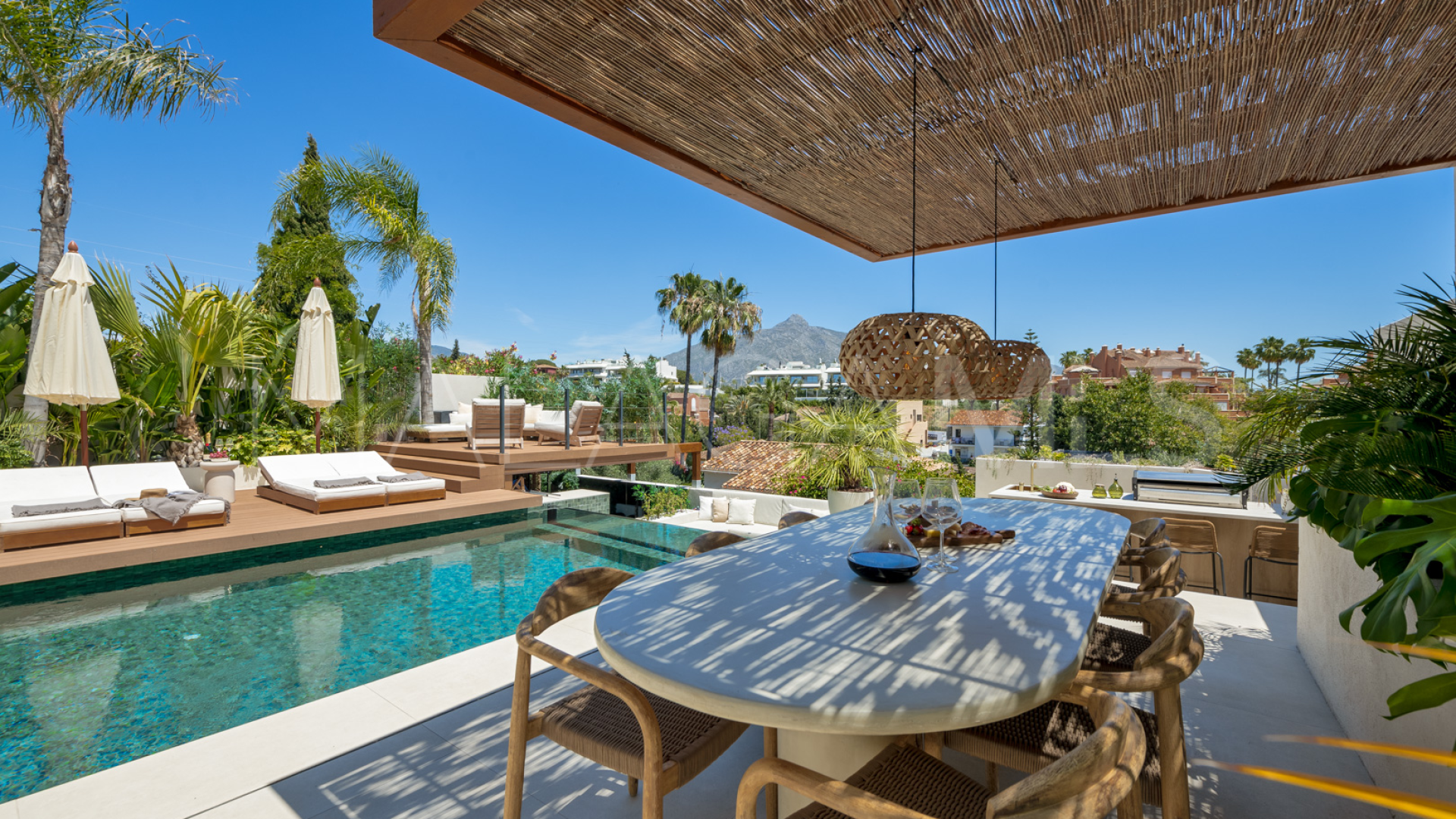 For sale villa with 5 bedrooms in Nueva Andalucia