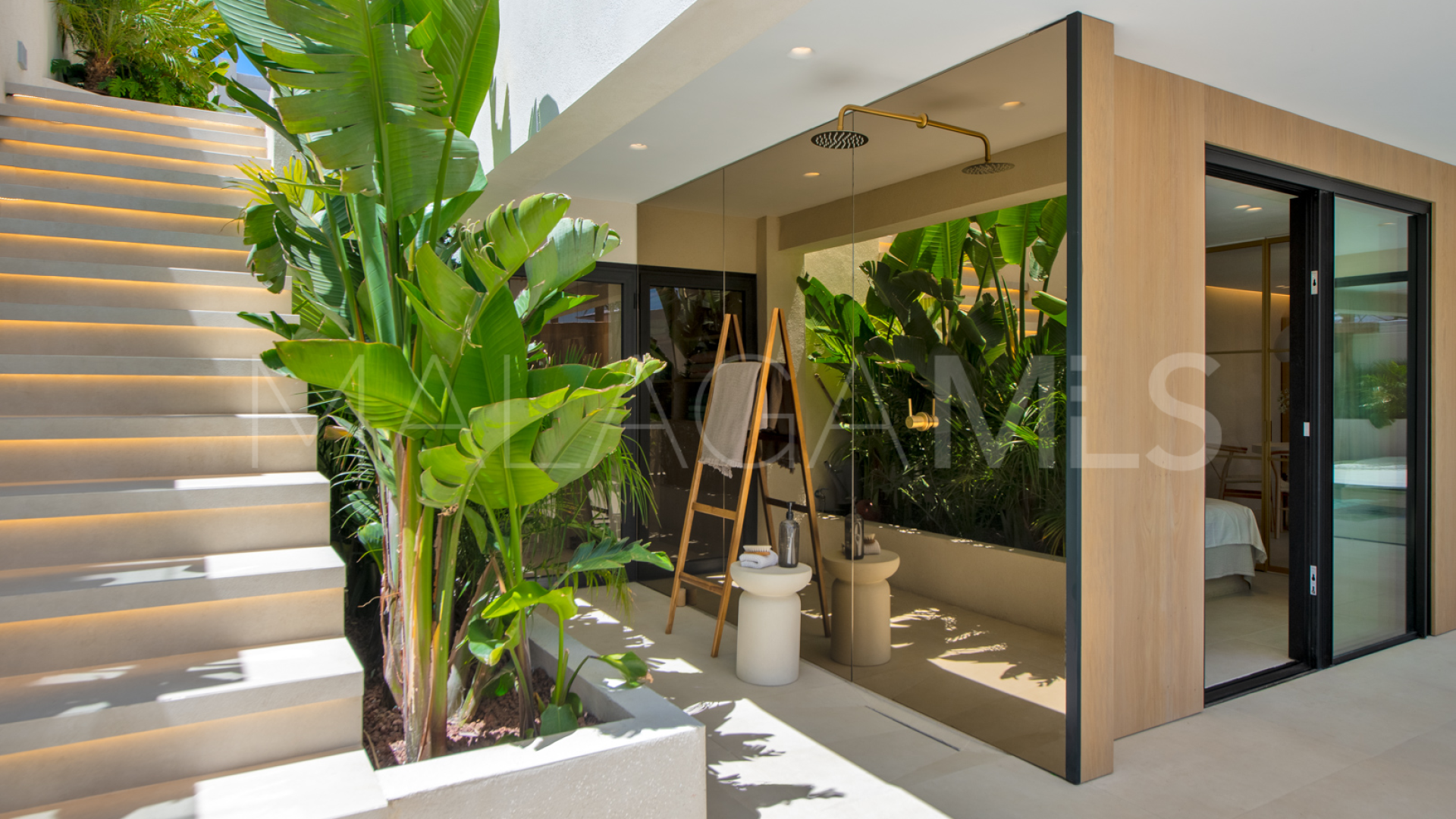 For sale villa with 5 bedrooms in Nueva Andalucia