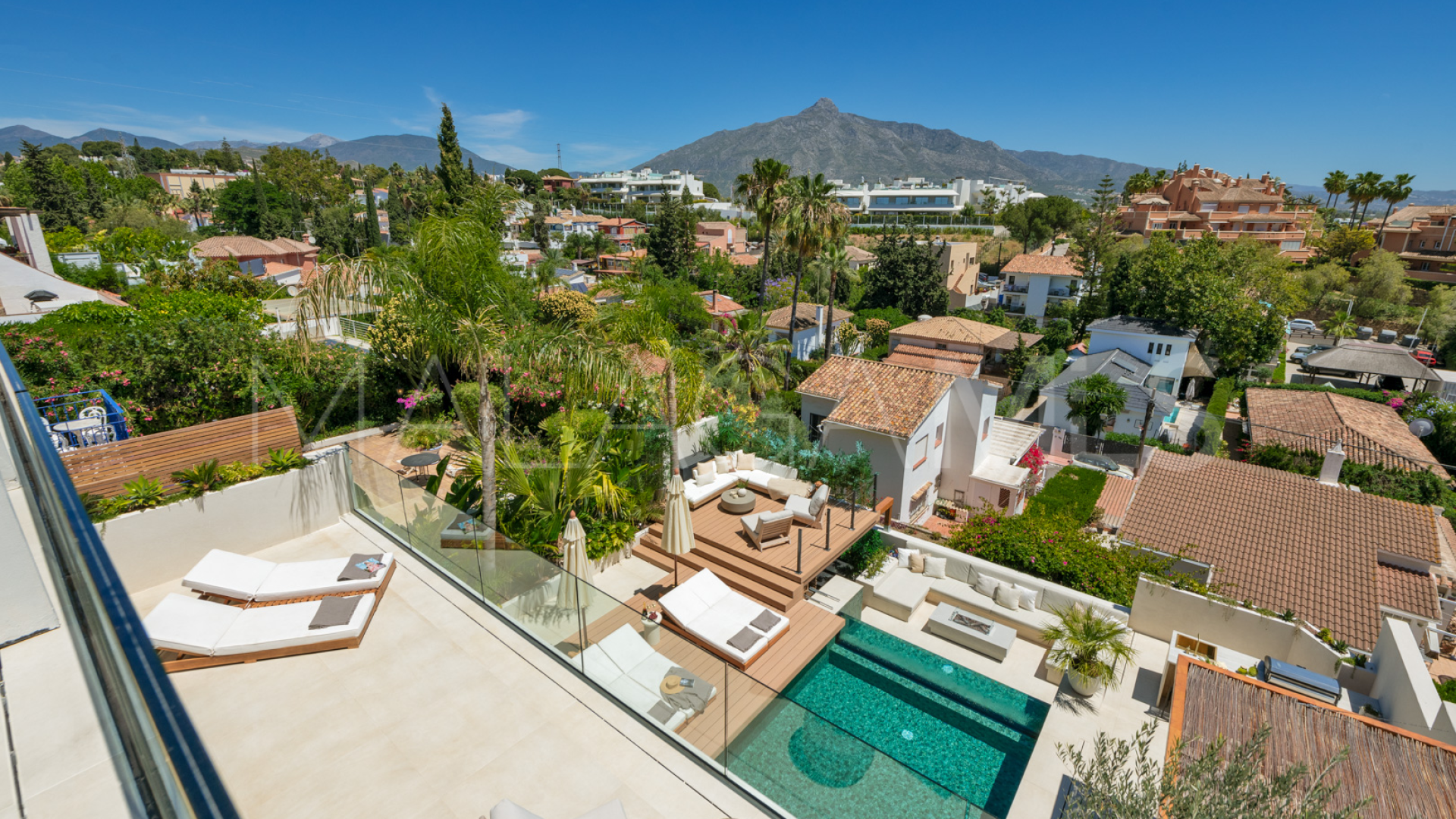 For sale villa with 5 bedrooms in Nueva Andalucia
