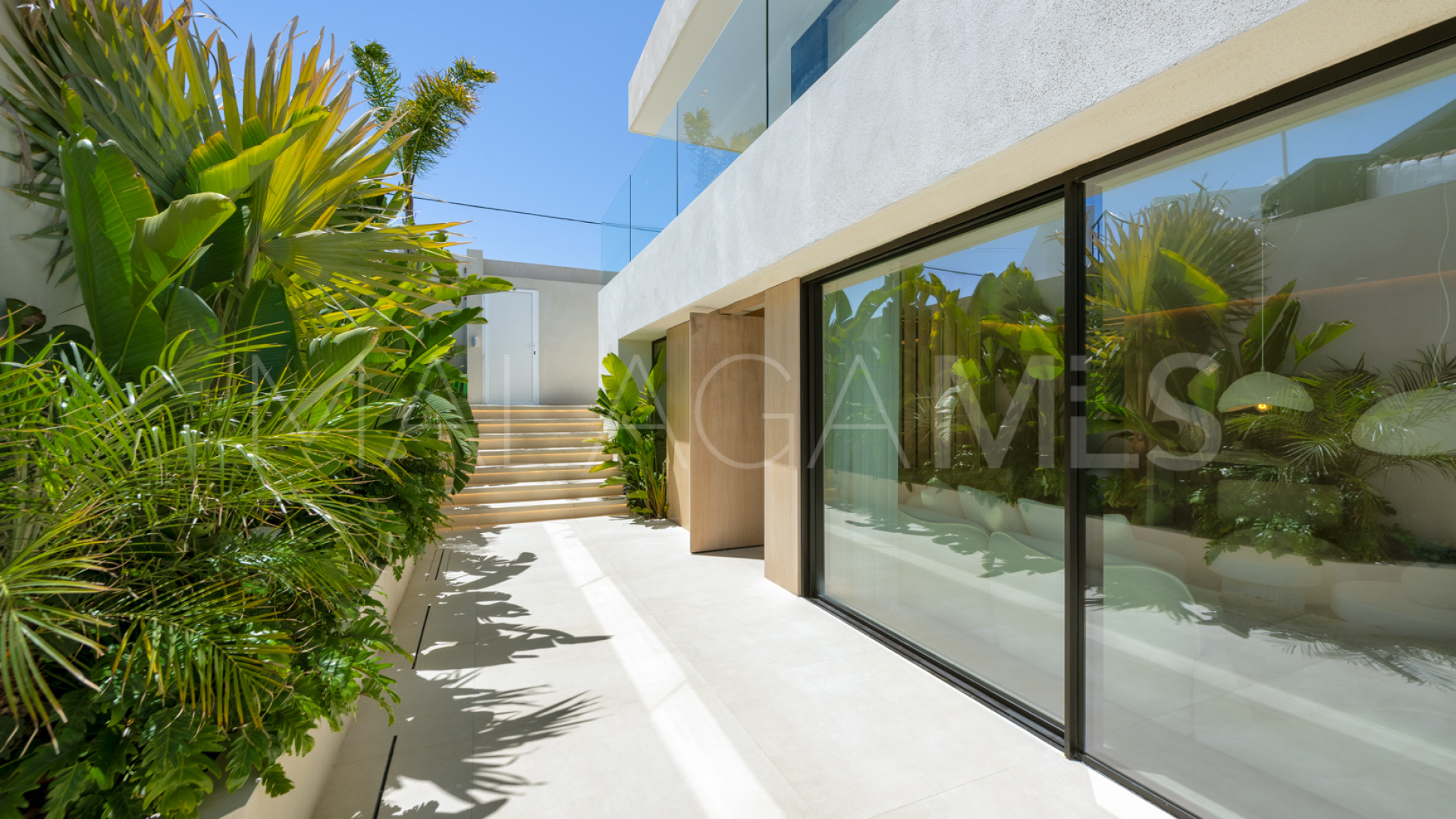 For sale villa with 5 bedrooms in Nueva Andalucia