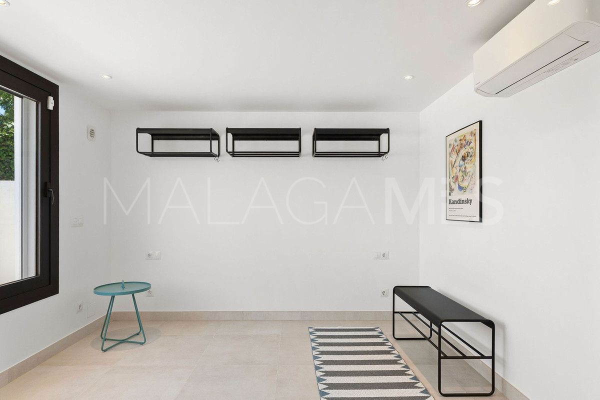 Buy villa with 4 bedrooms in Nueva Andalucia