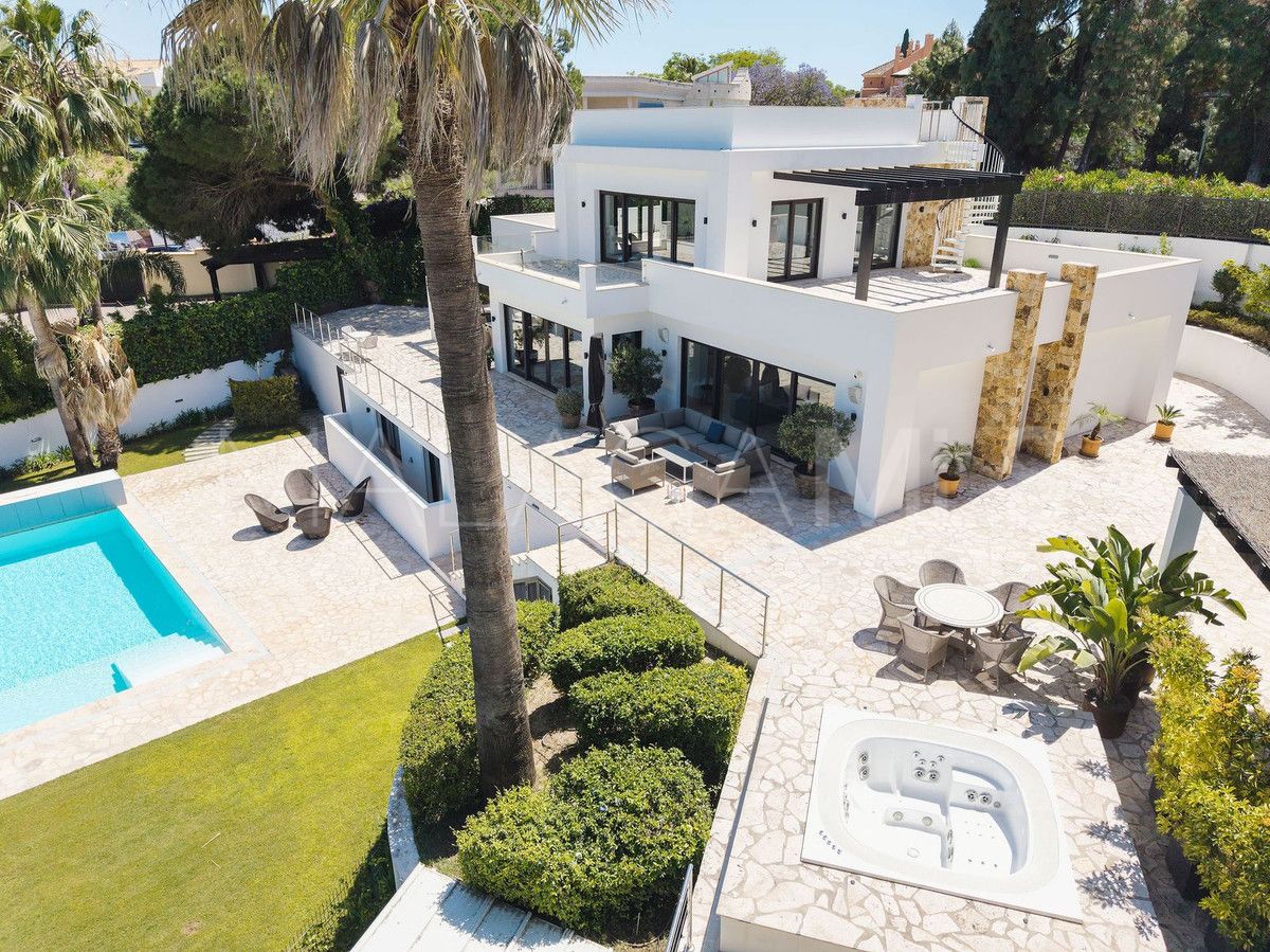 Buy villa with 4 bedrooms in Nueva Andalucia