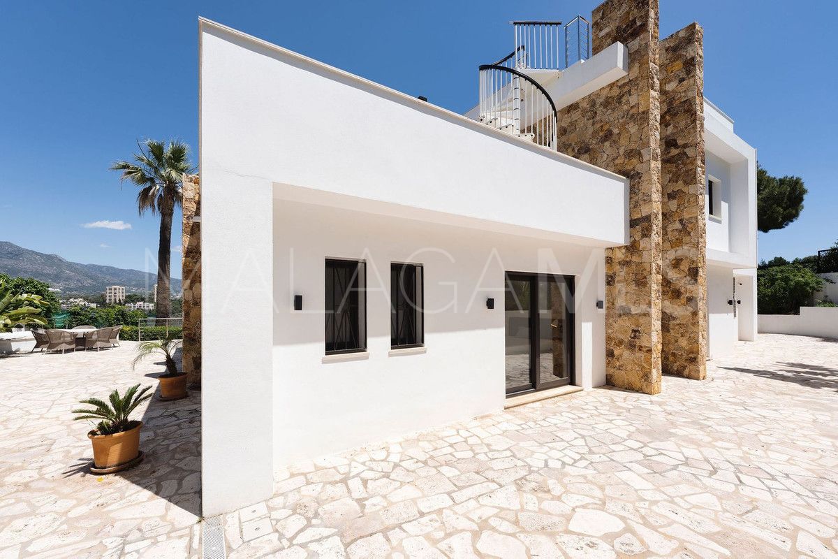Buy villa with 4 bedrooms in Nueva Andalucia