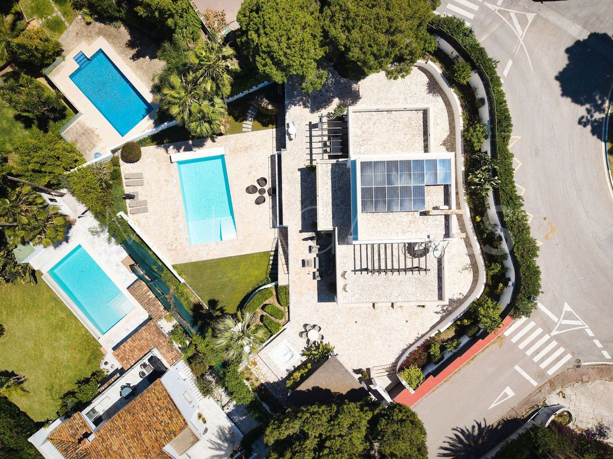 Buy villa with 4 bedrooms in Nueva Andalucia