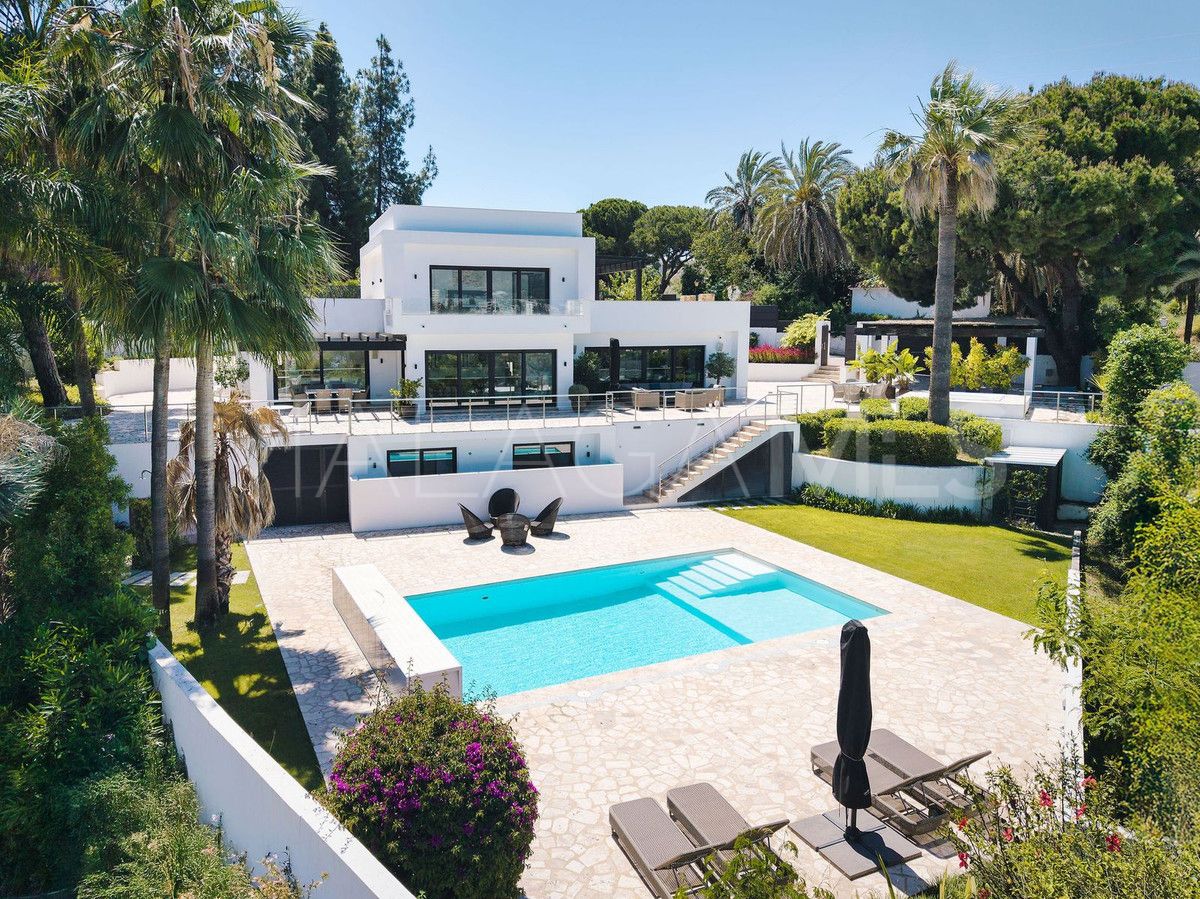 Buy villa with 4 bedrooms in Nueva Andalucia