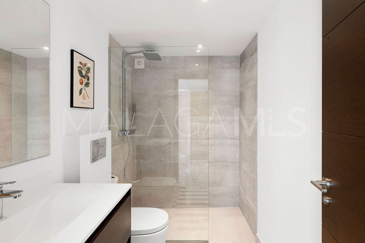 Buy villa with 4 bedrooms in Nueva Andalucia