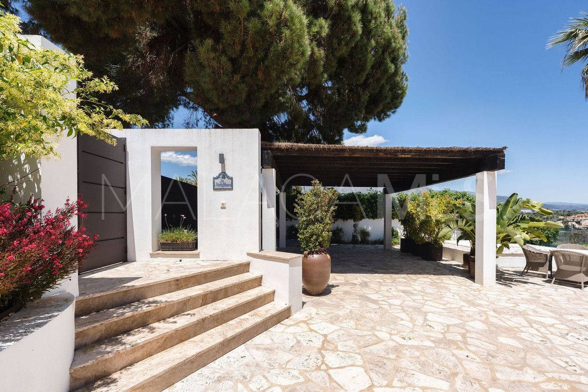 Buy villa with 4 bedrooms in Nueva Andalucia
