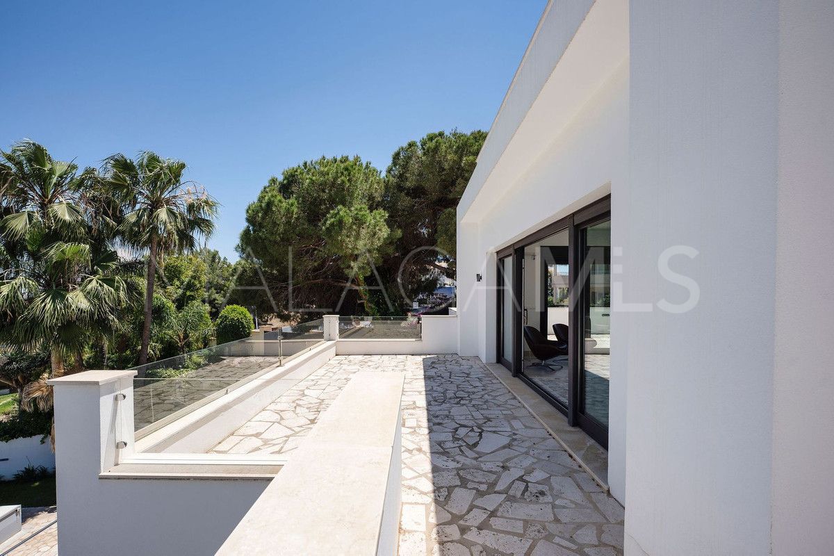 Buy villa with 4 bedrooms in Nueva Andalucia
