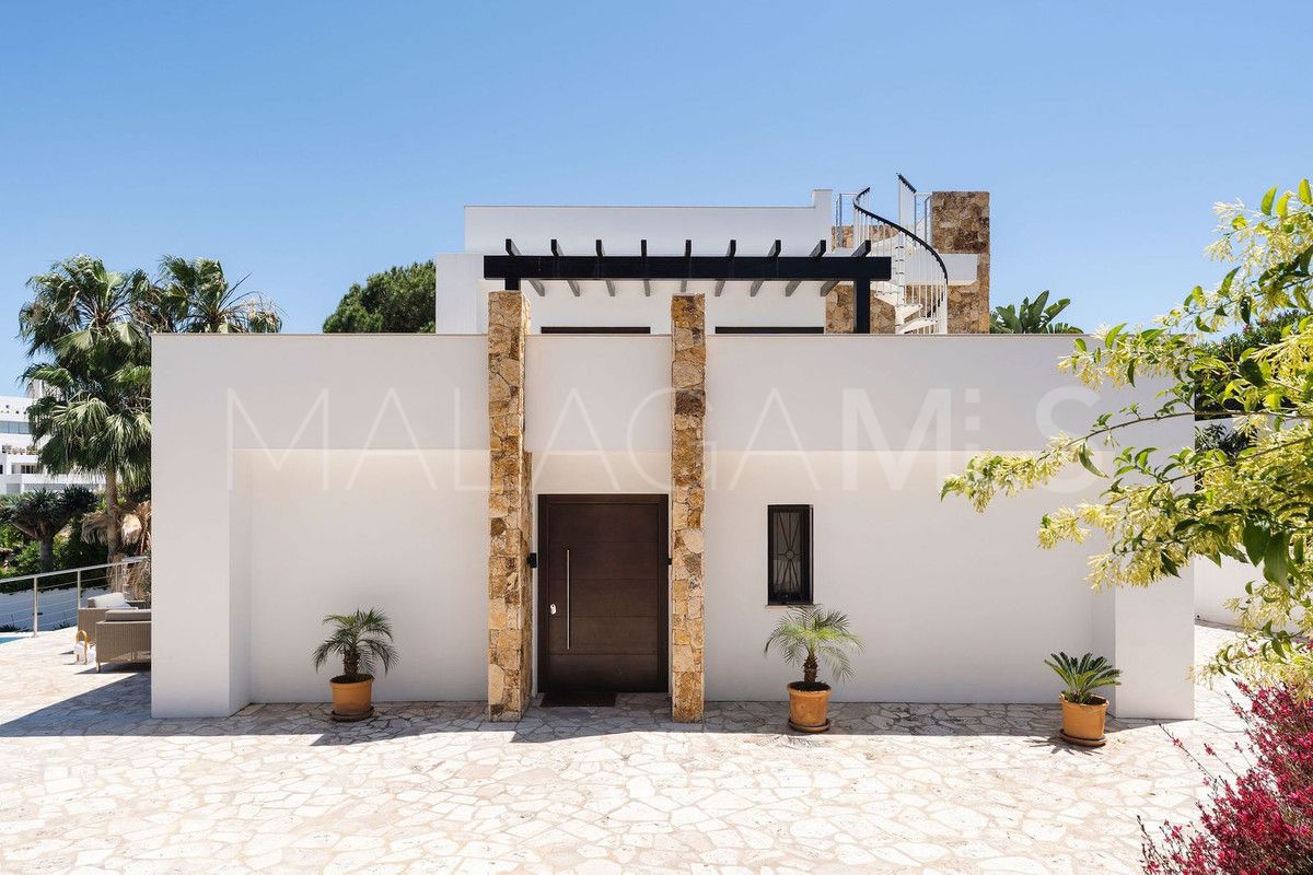 Buy villa with 4 bedrooms in Nueva Andalucia