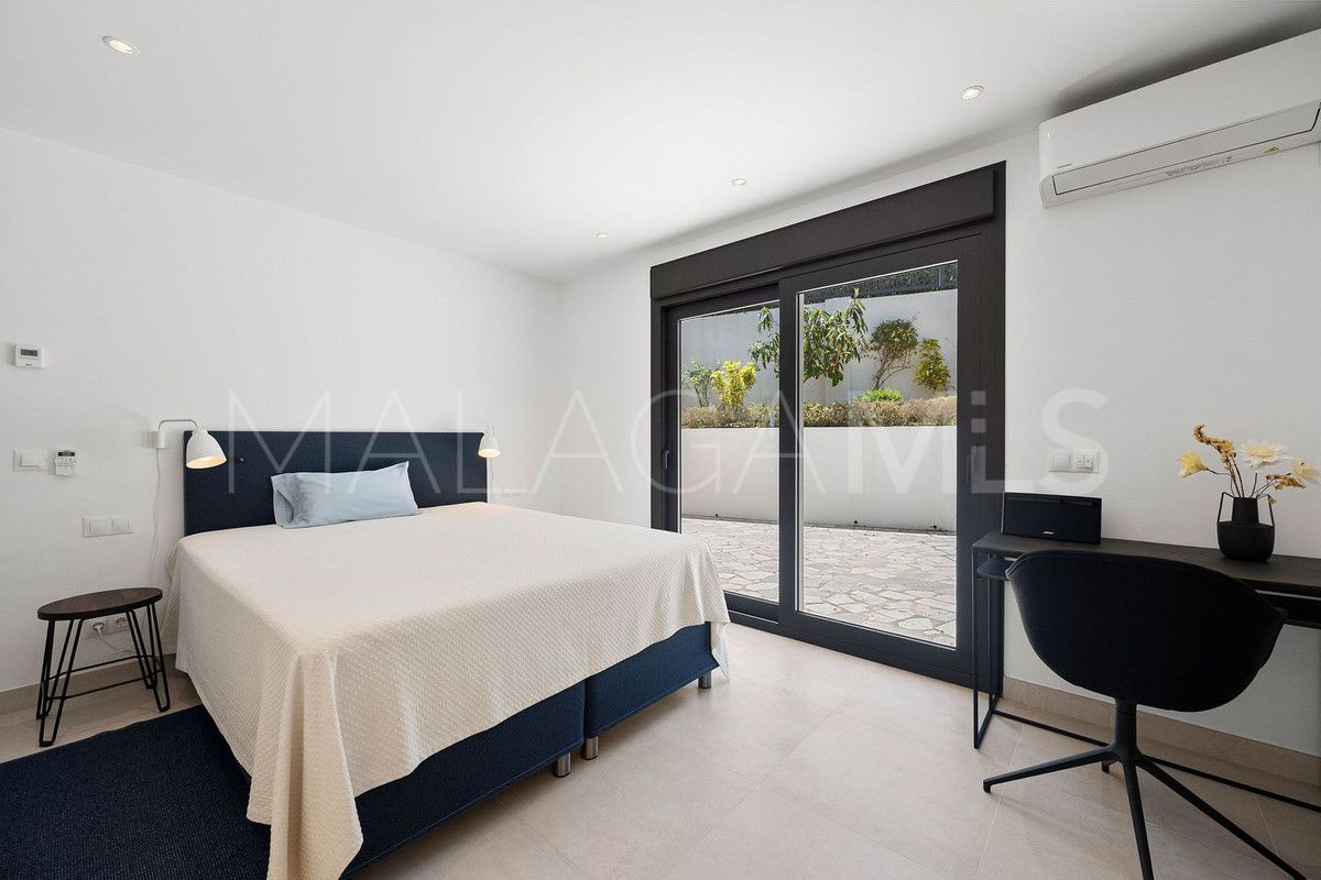 Buy villa with 4 bedrooms in Nueva Andalucia