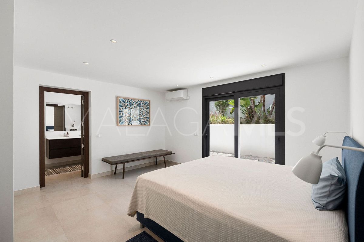 Buy villa with 4 bedrooms in Nueva Andalucia