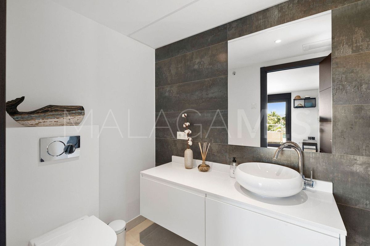 Buy villa with 4 bedrooms in Nueva Andalucia