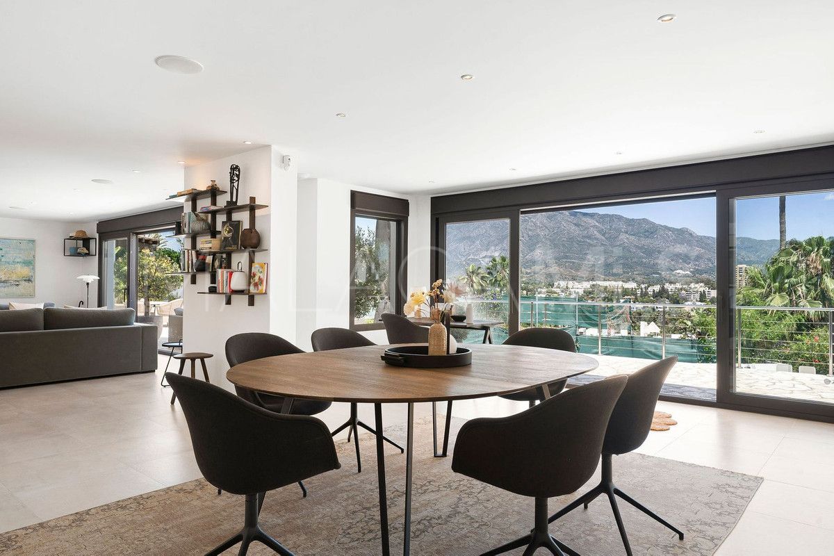 Buy villa with 4 bedrooms in Nueva Andalucia