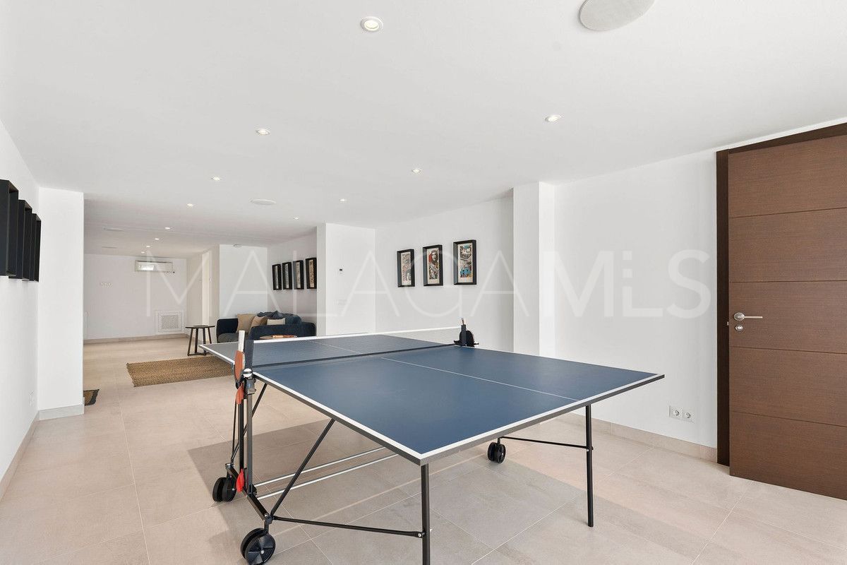 Buy villa with 4 bedrooms in Nueva Andalucia