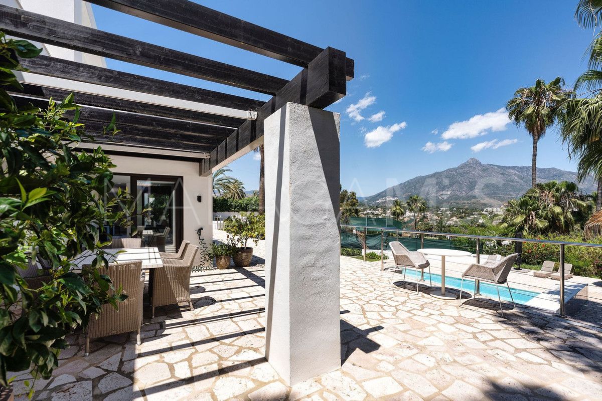 Buy villa with 4 bedrooms in Nueva Andalucia