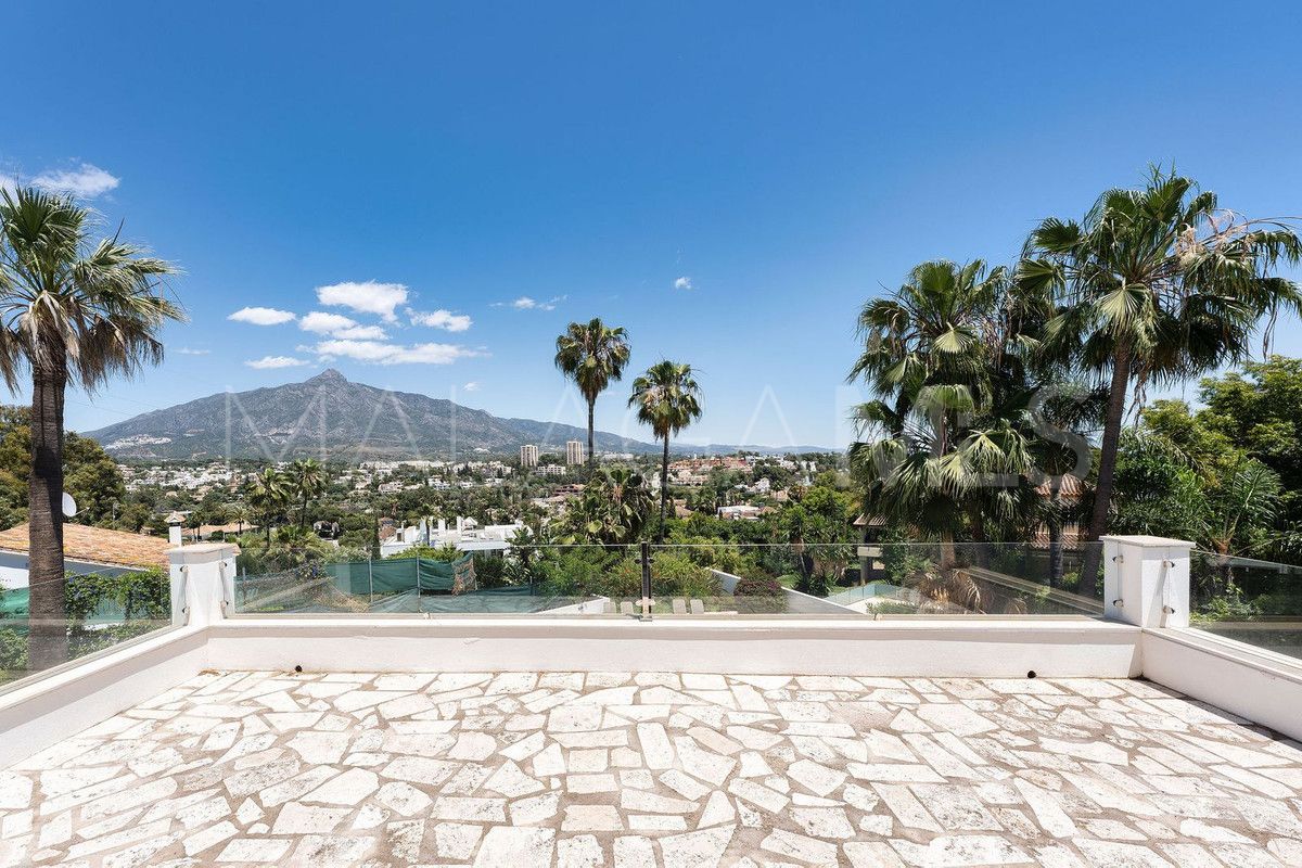 Buy villa with 4 bedrooms in Nueva Andalucia
