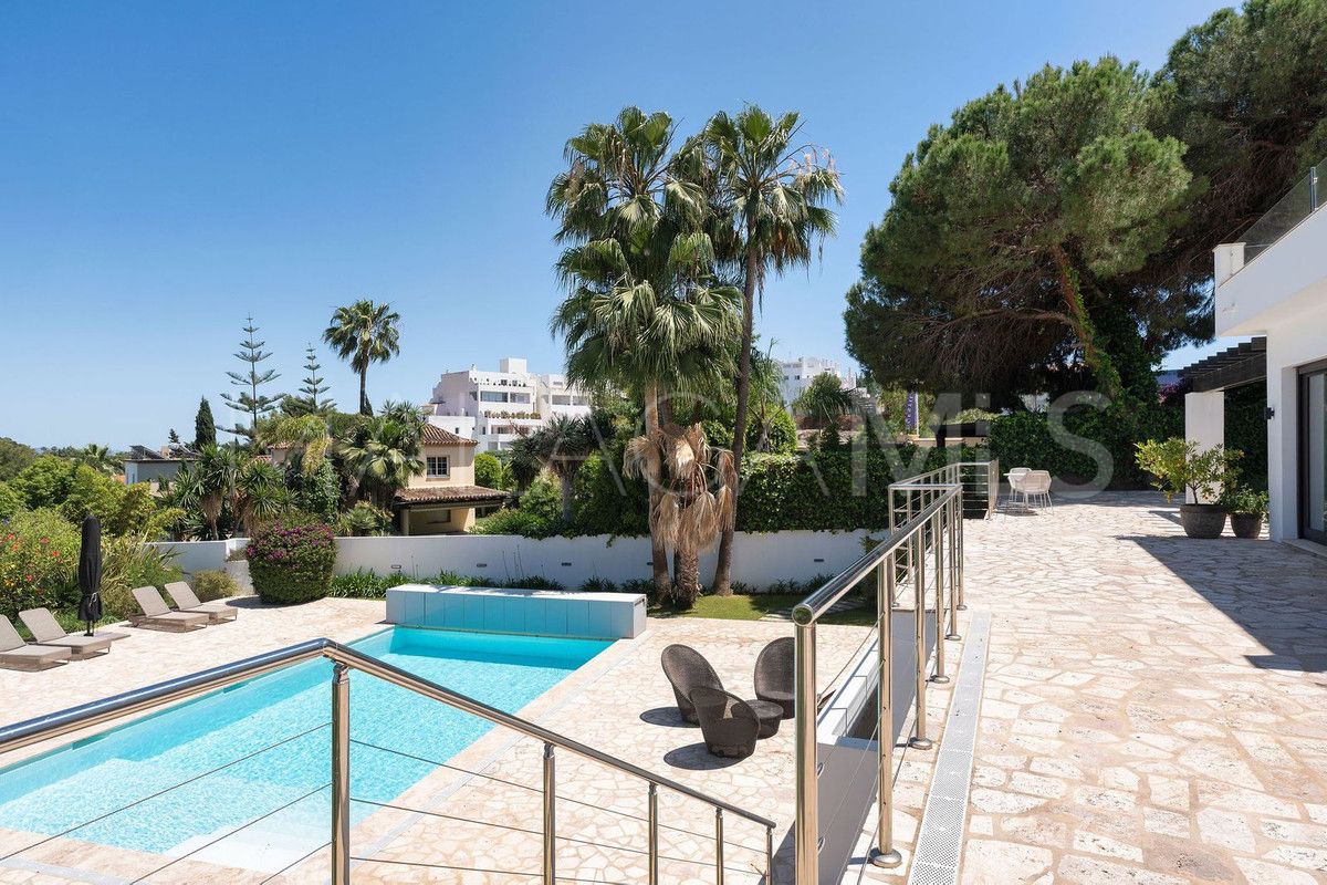 Buy villa with 4 bedrooms in Nueva Andalucia