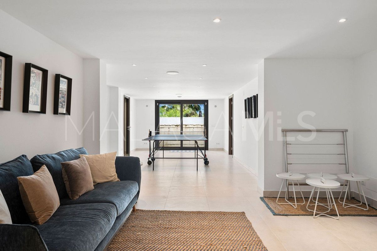 Buy villa with 4 bedrooms in Nueva Andalucia