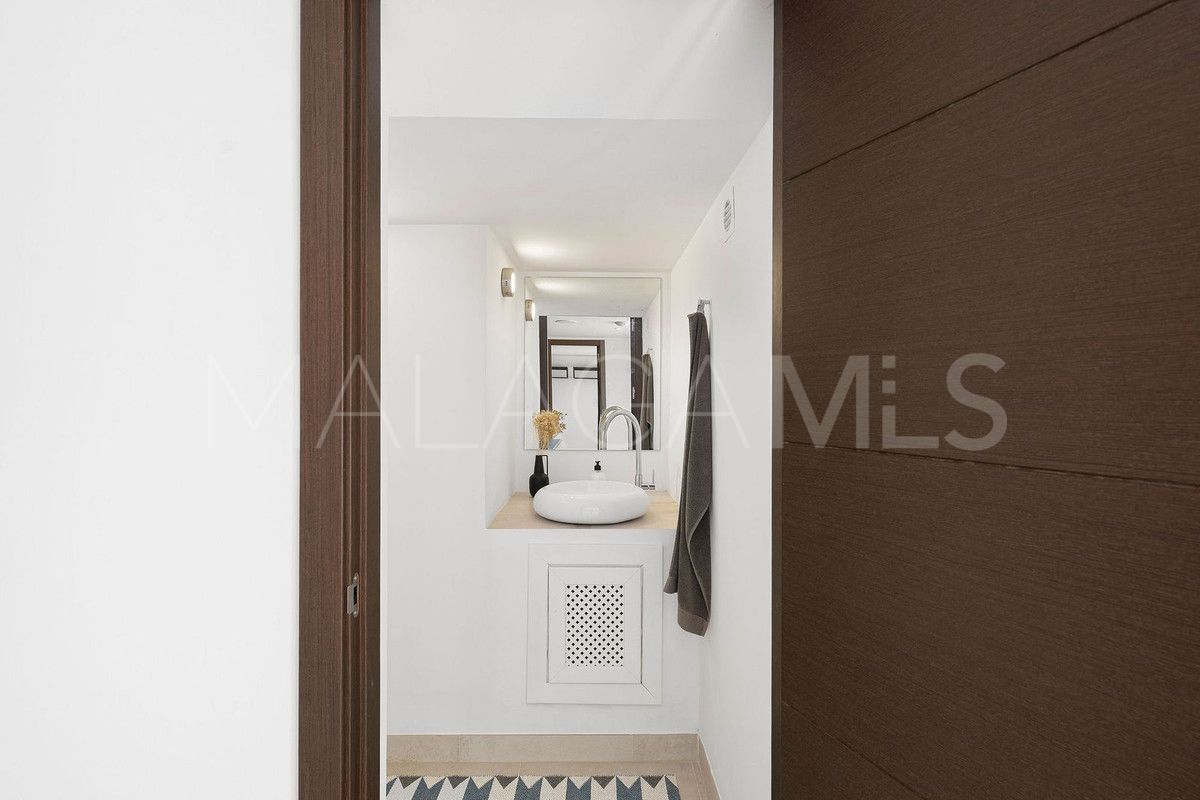 Buy villa with 4 bedrooms in Nueva Andalucia