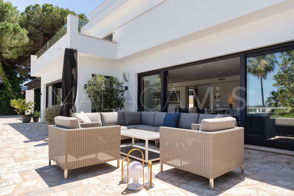 Buy villa with 4 bedrooms in Nueva Andalucia