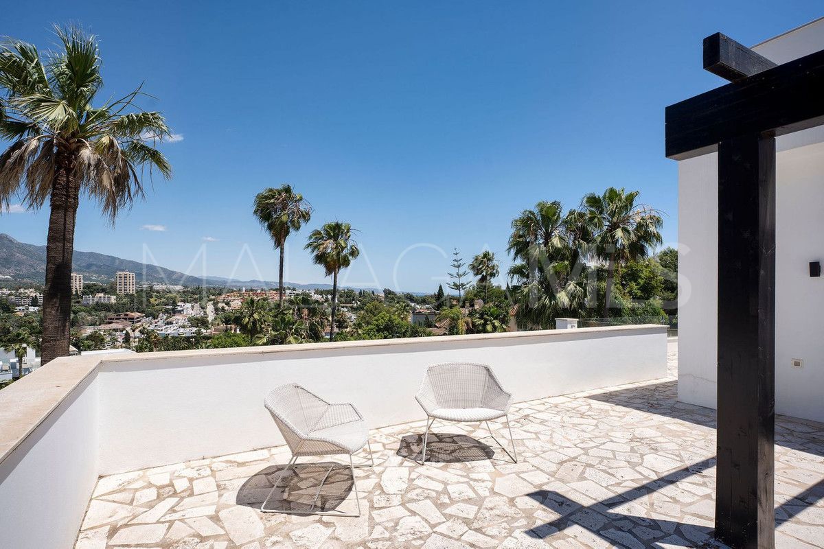 Buy villa with 4 bedrooms in Nueva Andalucia