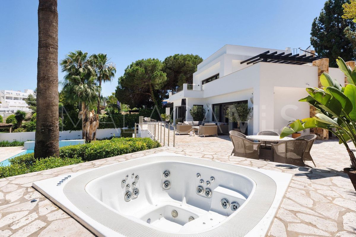 Buy villa with 4 bedrooms in Nueva Andalucia