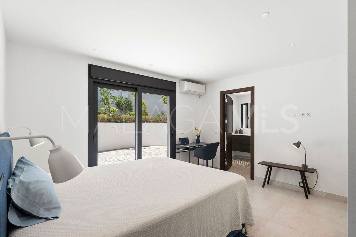 Buy villa with 4 bedrooms in Nueva Andalucia
